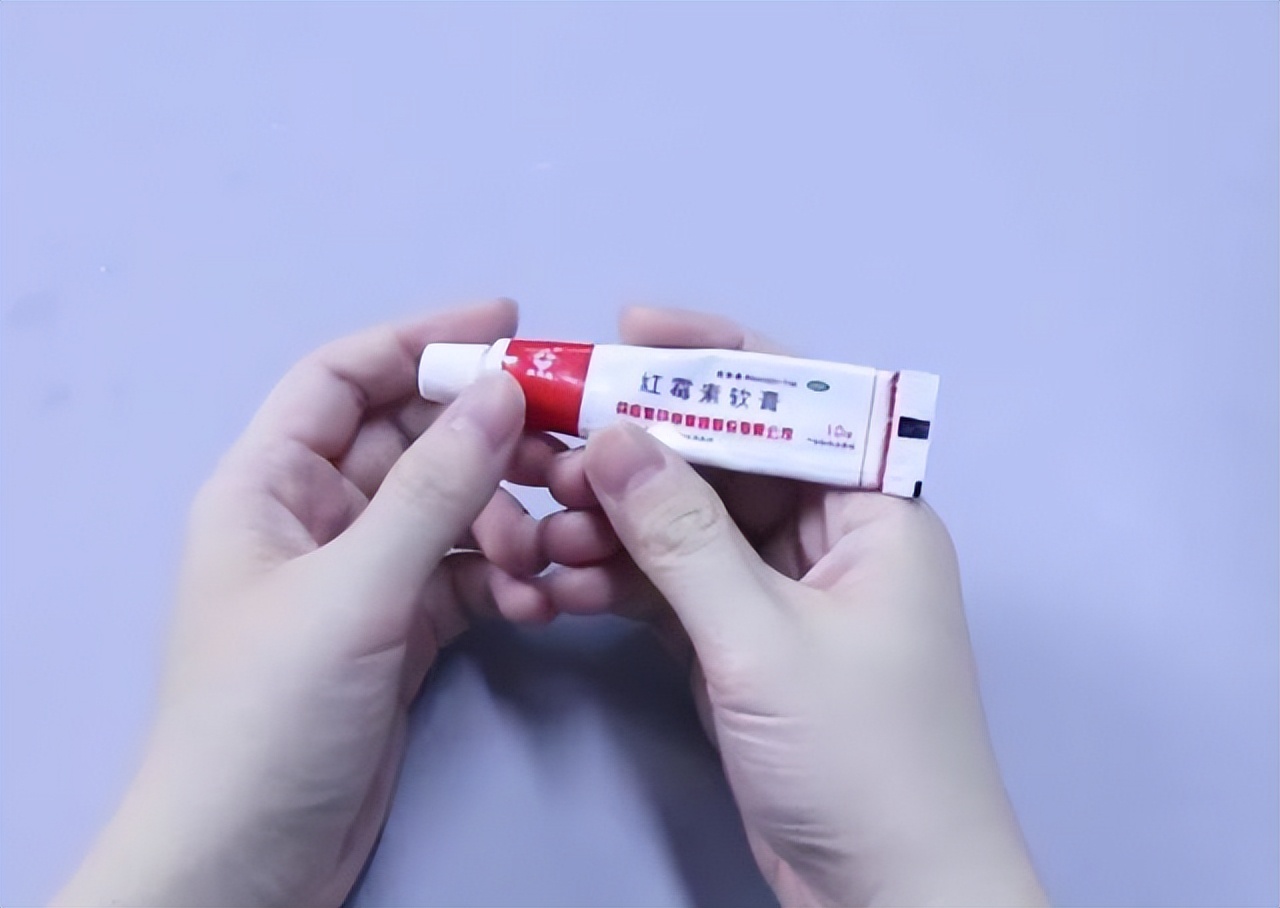 红霉素软膏，在眼部涂两下，会出现什么变化？建议了解一下