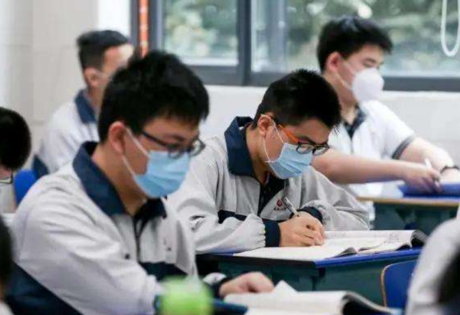 新高考模式“有调整”，物理化学“捆绑”了，3种选科组合更吃香