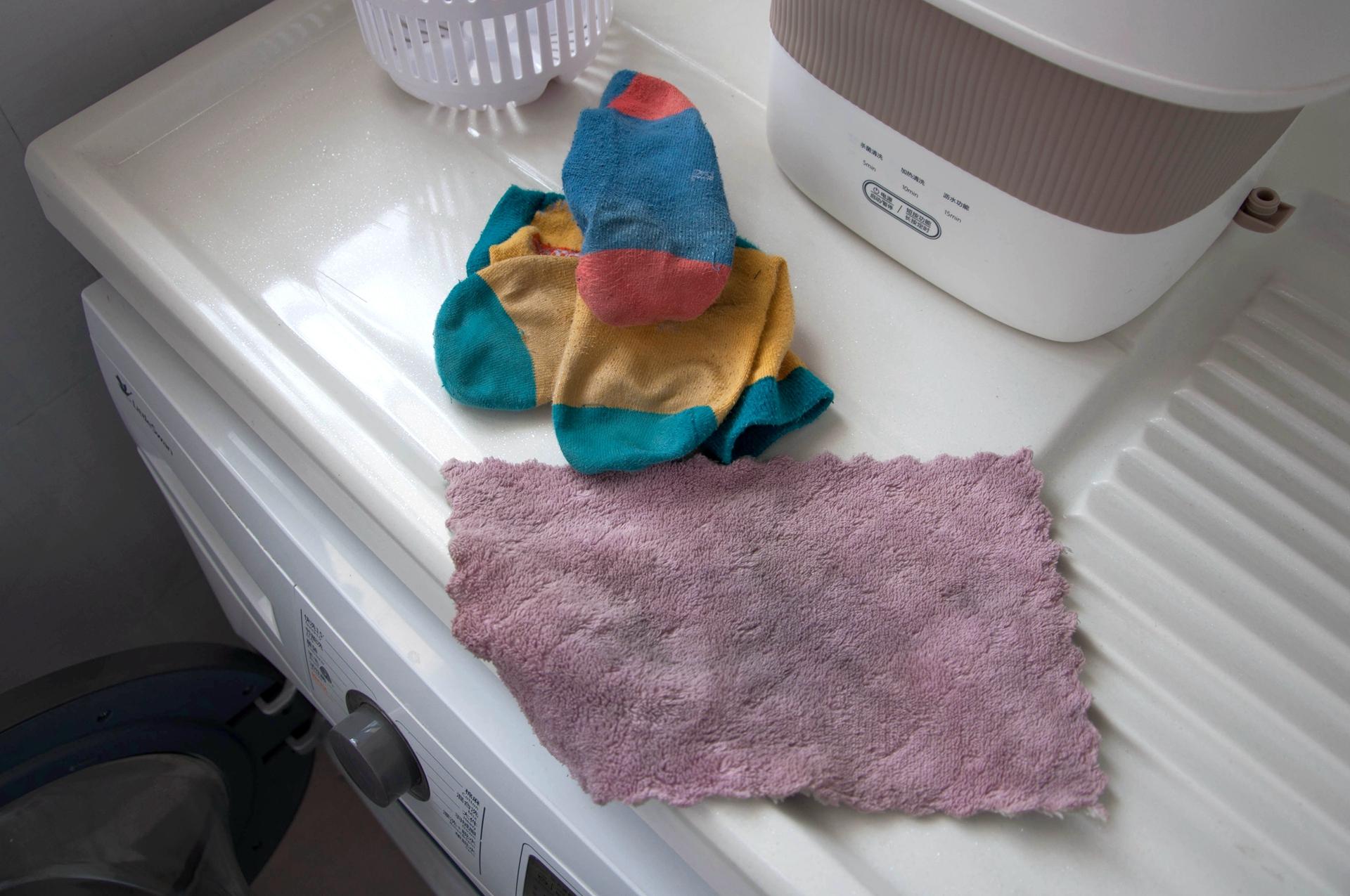 你痛恨洗襪子嗎？大宇迷你折疊洗衣機評測，免安裝易收納很實用