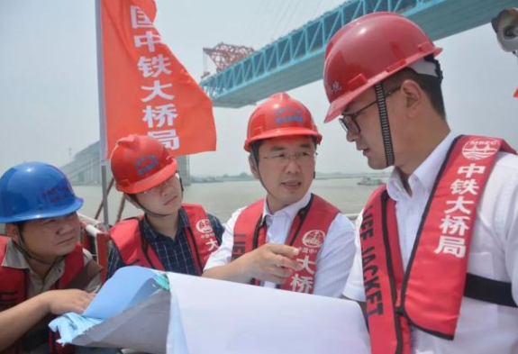 他考入北京名校，助力解决世界级工程难题，斩获领域“最高奖”，受到全国表彰！