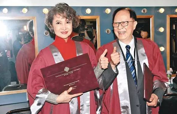 3岁丧父7岁拍戏还债，19岁红遍全国，如今75岁活成“不败美人”