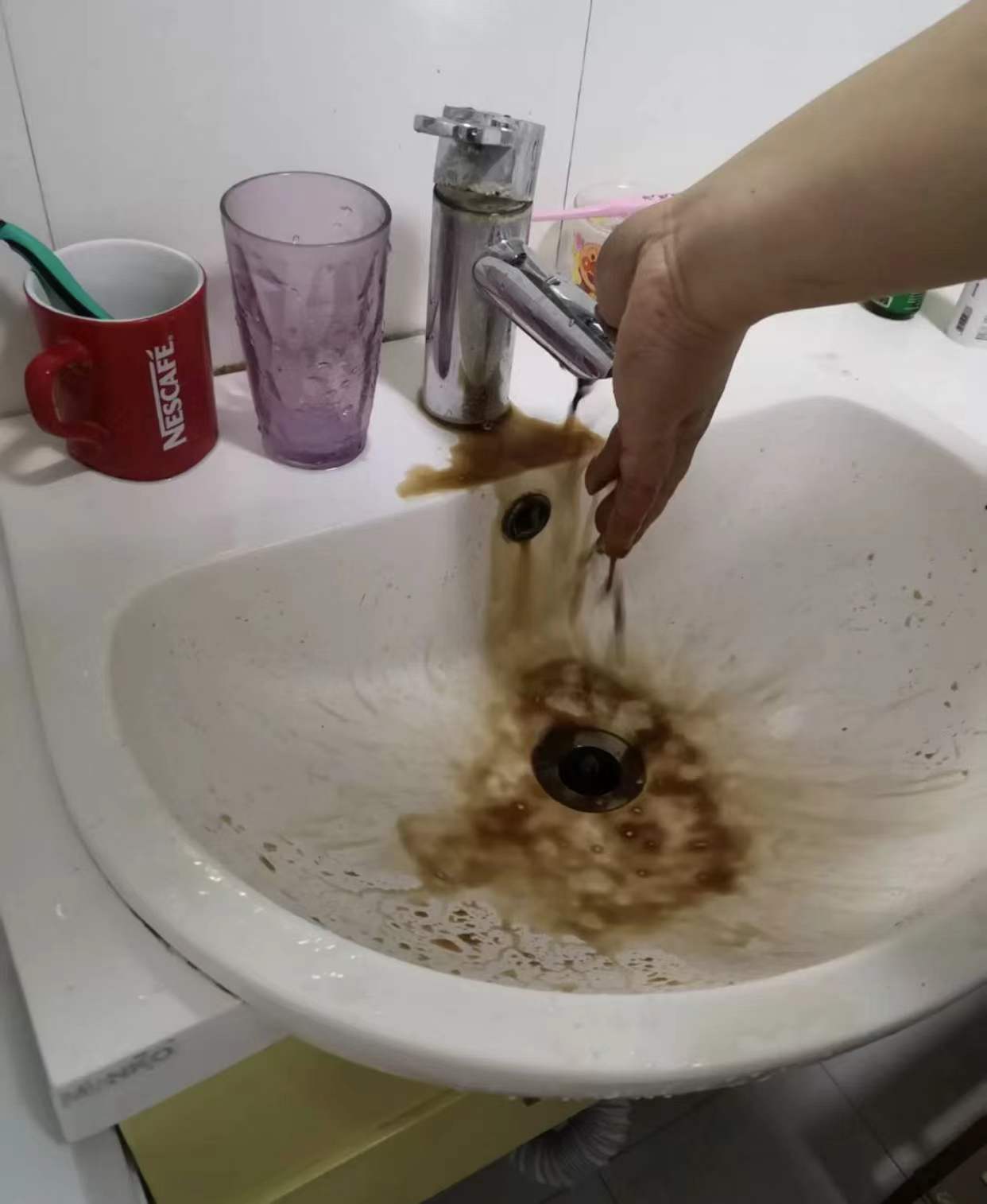 桶装水和净水器过滤的水，哪个更干净？我分别用了一年谈谈感受