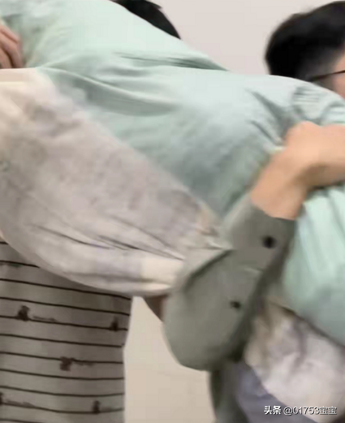 疫情封校，百无聊赖的男生宿舍上演起了“甄嬛传”，可谓活灵活现