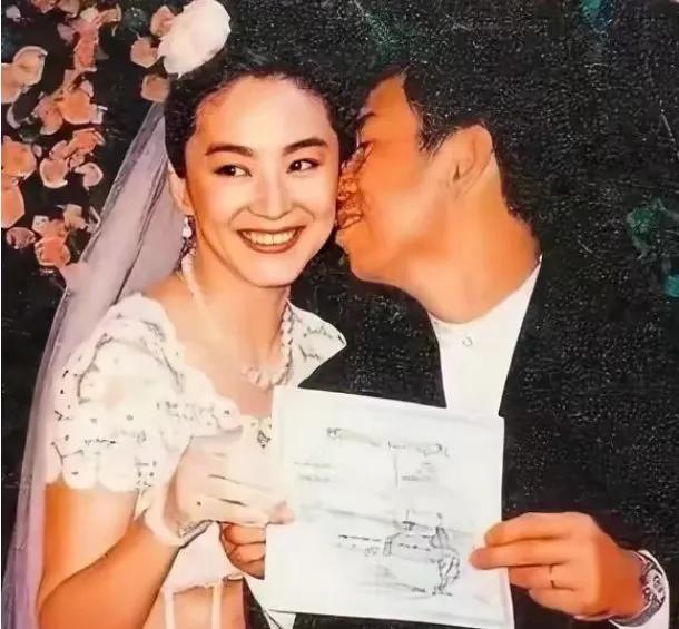 一场大火引出新的话题她是一代人的偶像，一代人的女神，气质典雅