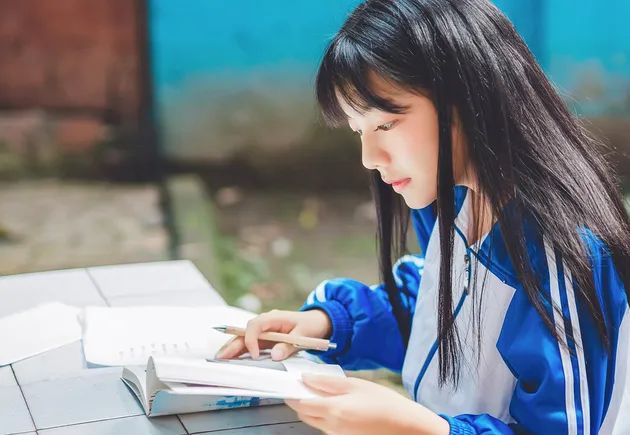 成绩好的大多是女孩，细思背后，是男孩上大学的机会正在减少...