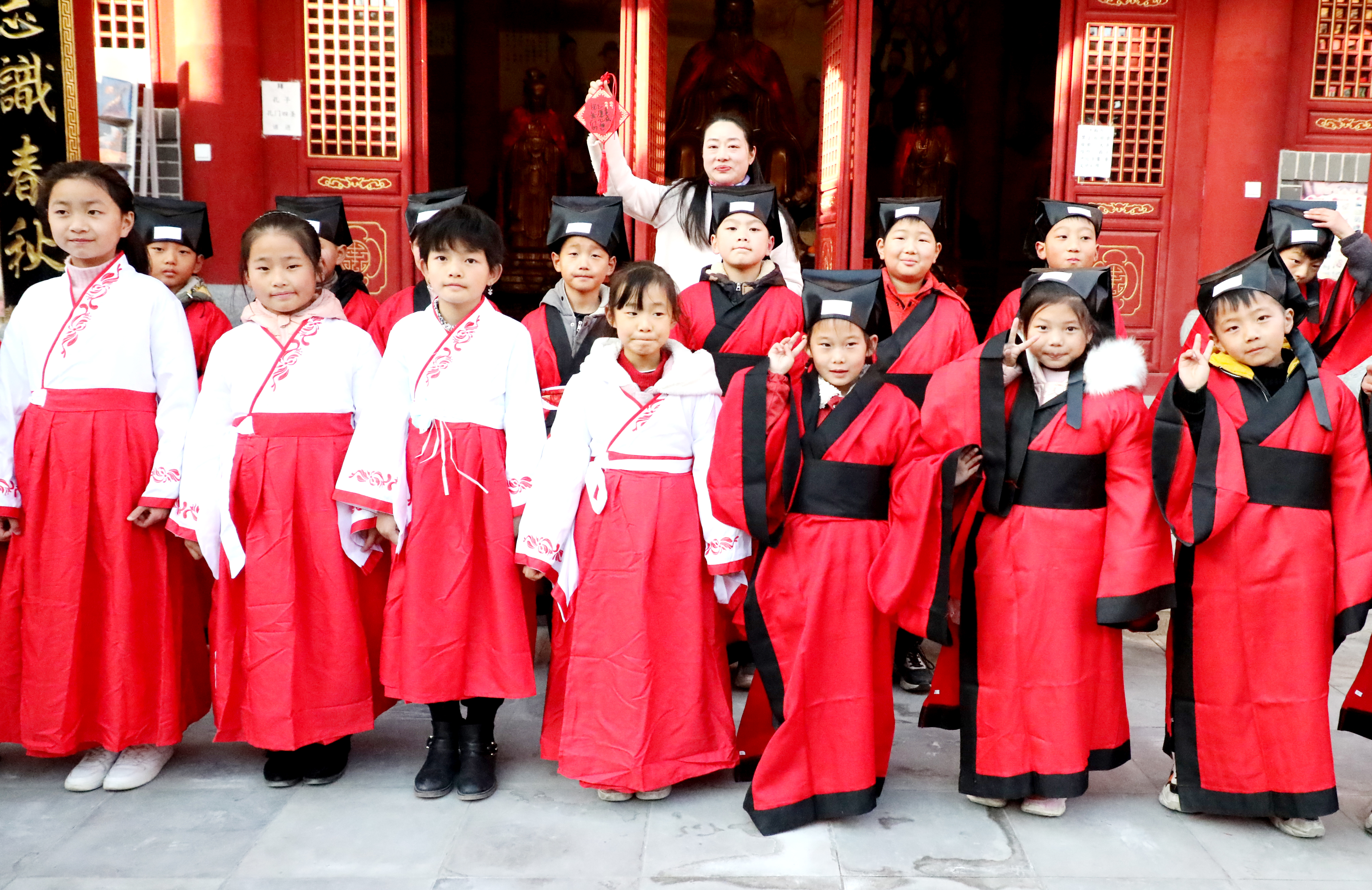 學(xué)習(xí)國(guó)學(xué)文化 傳承華夏文脈——天中晚報(bào)小記者研學(xué)活動(dòng)走進(jìn)皇家驛站孔子書院