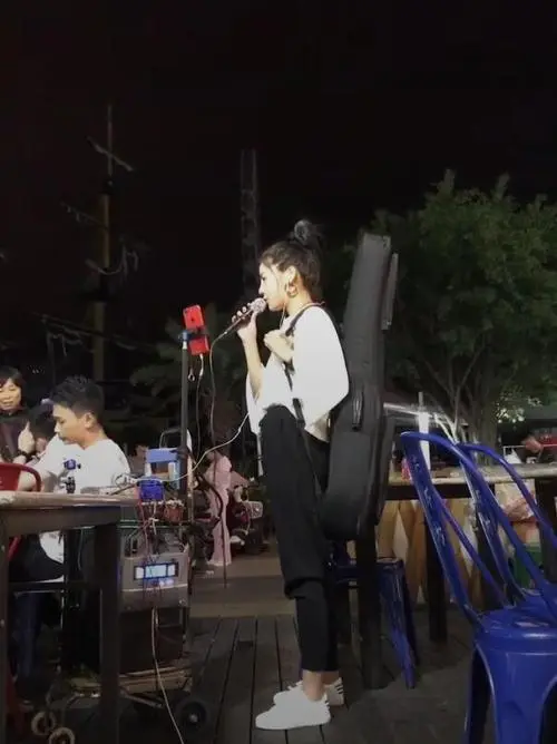 花姐狂浪:从街头卖唱到粉丝千万,只用了2首歌就做到了名利双收