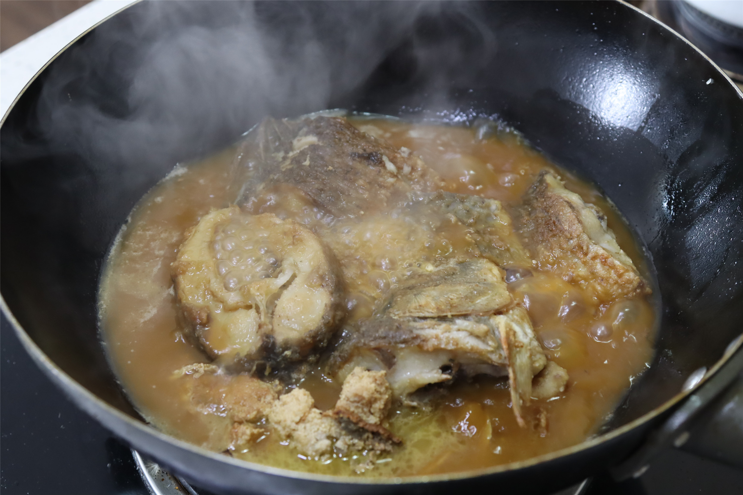 做紅燒魚，魚肉腥不入味？ 70歲奶奶教2招，魚肉軟滑鮮美，不夠吃