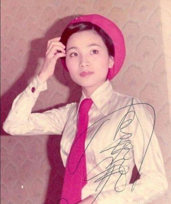 她被称为“宝岛歌后”，可与邓丽君相提并论，却当红为爱退圈