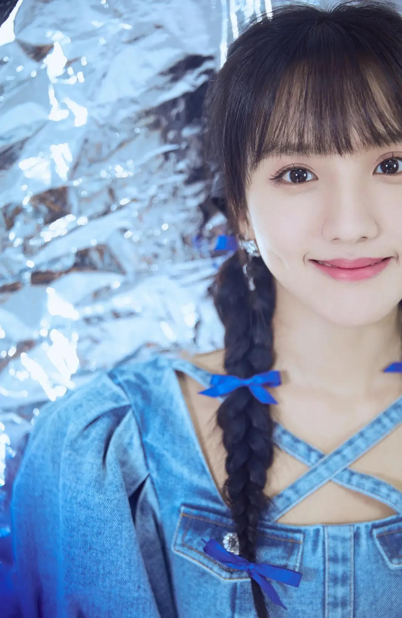 金晨少有的粉色西服套裙干练有型，杨幂彩虹针织毛衣温婉典雅