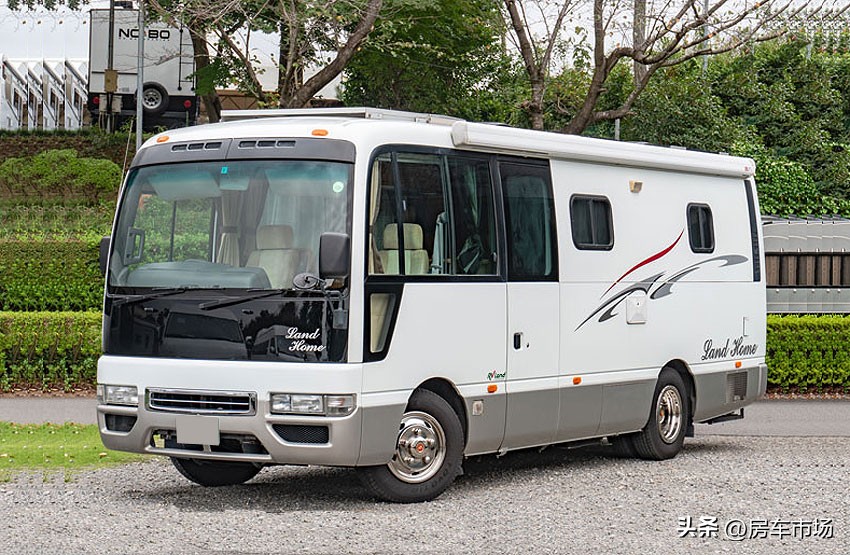 日产中巴改装房车，4.5升动力，双会客区，三张床睡下全家6口人