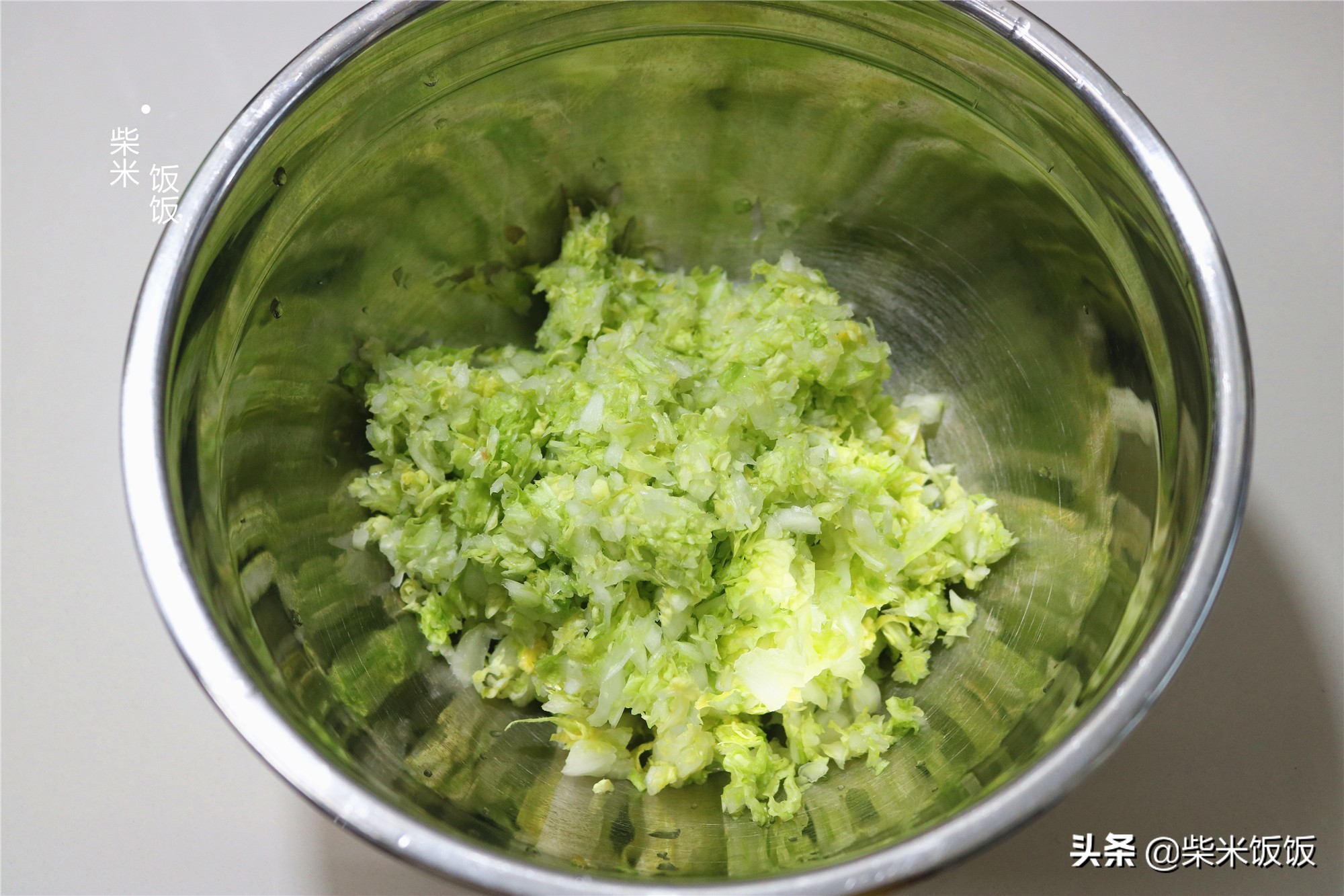 白菜包子这样做，不放一点肉，美味赛过大肉包，太好吃了