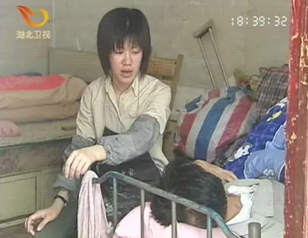 17年前，与瘫痪父亲相依为命，高考763分的广西女孩，现状如何？