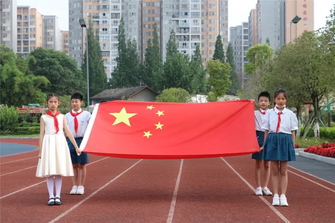 不负耕耘 拥抱收获｜记实小外国语学校满天星中队升旗仪式班级展示