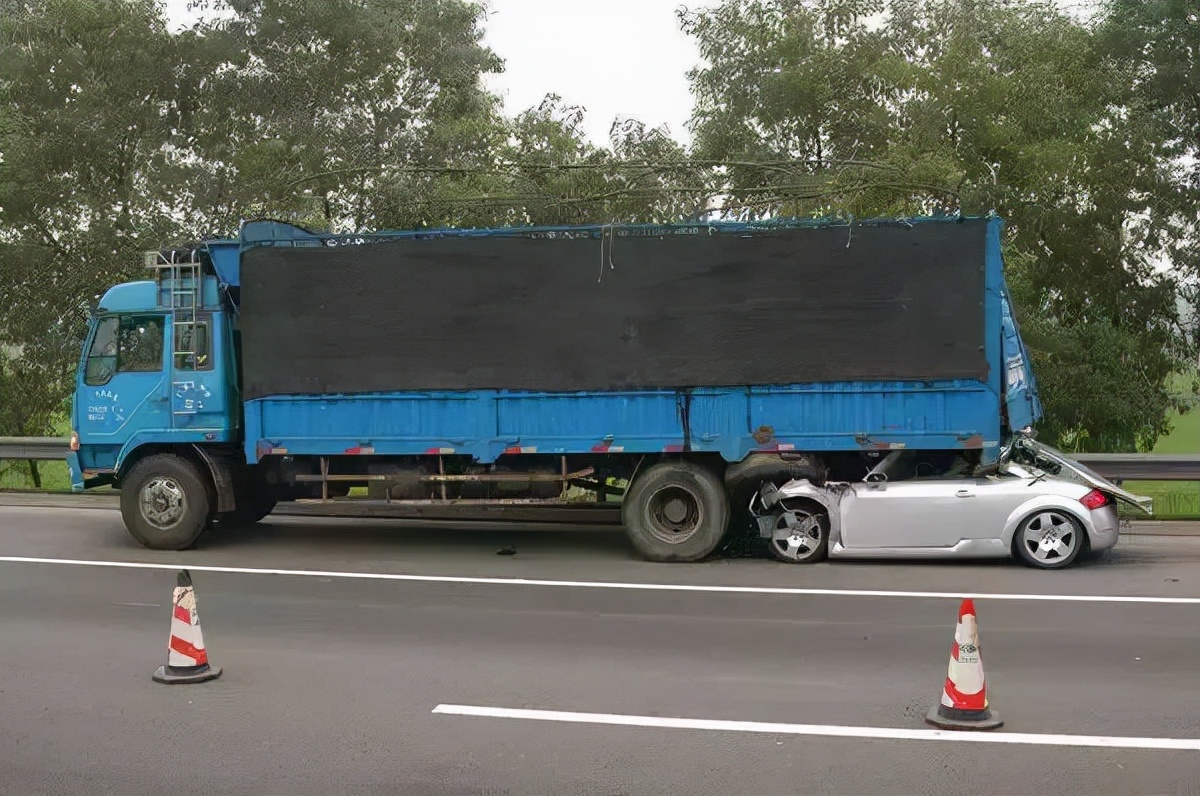 「开车技巧」详解汽车方向盘打法以及几个躲大车的技巧