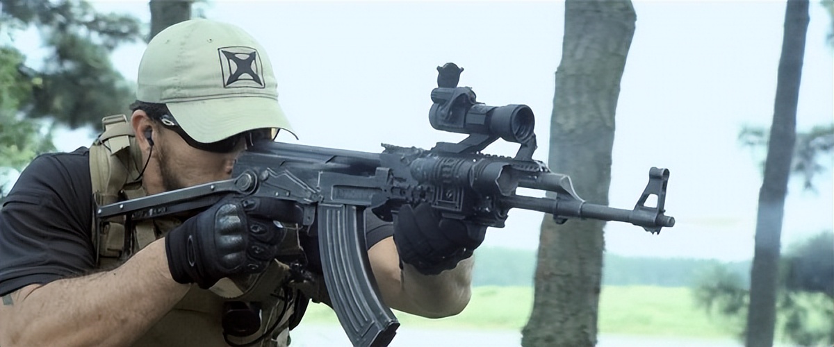 吴京硬汉枪战动作片《战狼》武器解析盘点