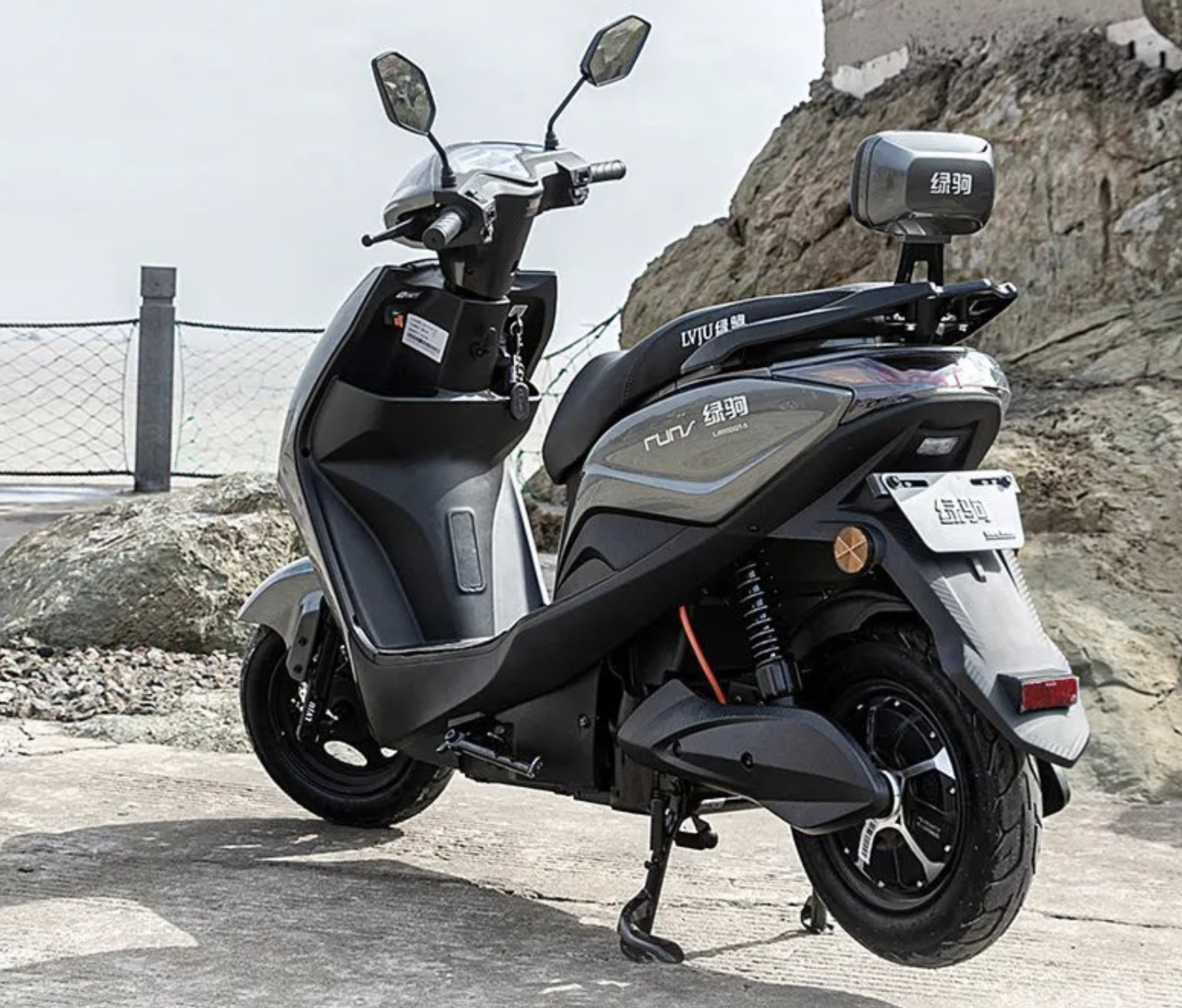 绿源ku19属于经典的迅鹰款电动车,面板线条锋利霸气,前脸配置一个超大