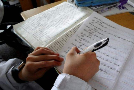 高考状元的试卷，被称为卷面中的“天花板”，引得高中生纷纷模仿