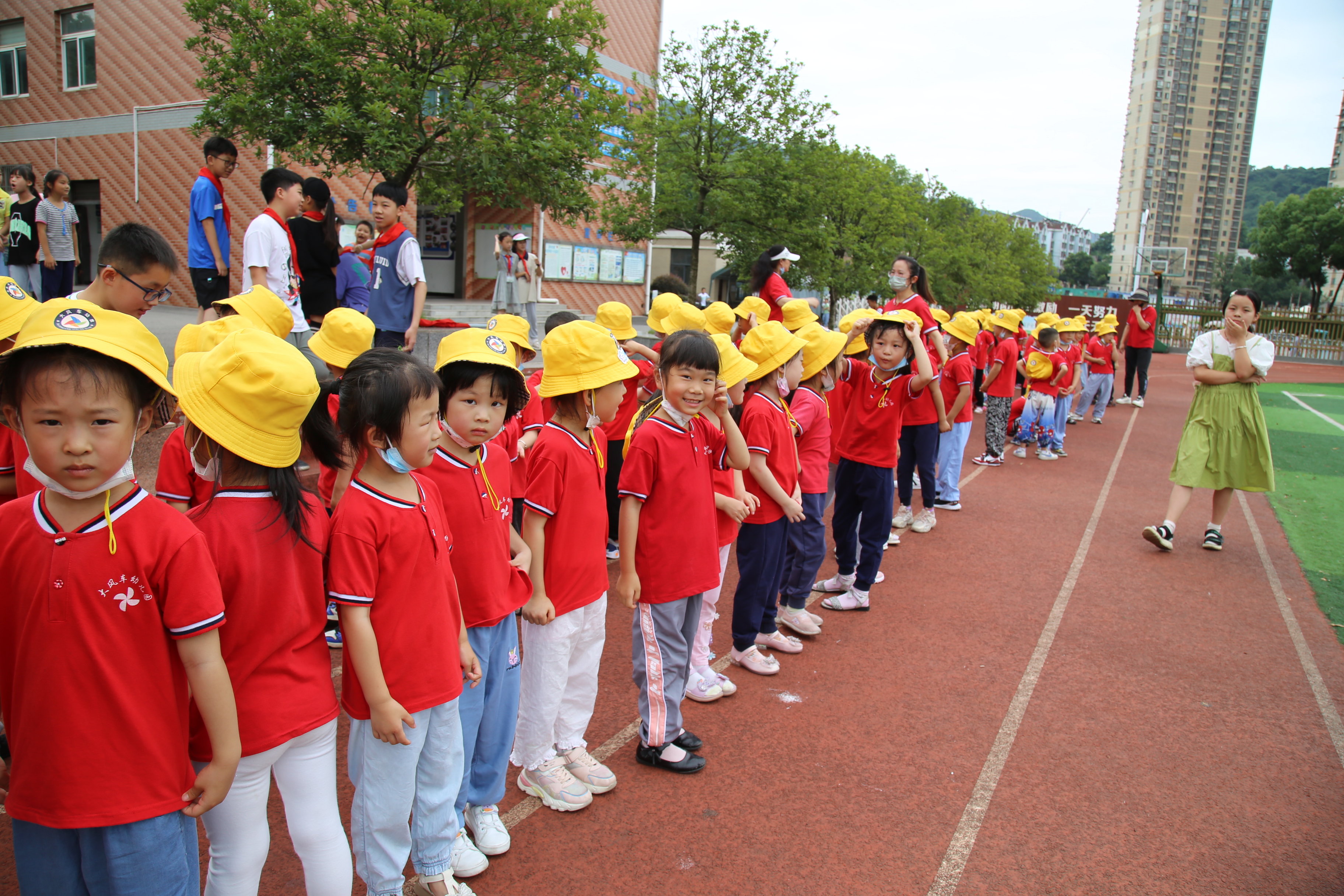 幼儿园孩子进东方红小学 体验小学生活