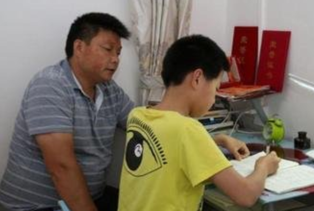 高中生假期手机不离手，家长担心影响学业，私查手机后感到惭愧