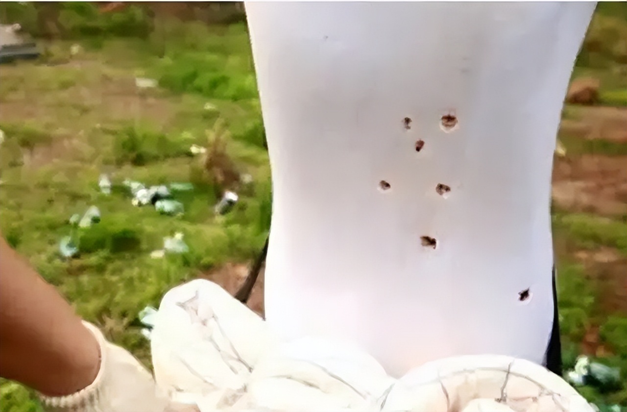 《小兵张嘎》里湿棉被挡子弹，是真是假？真枪实弹做个试验看结果