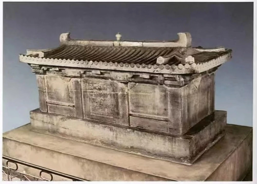 1957年，陕西西安，一工地施工时发现一块大石板