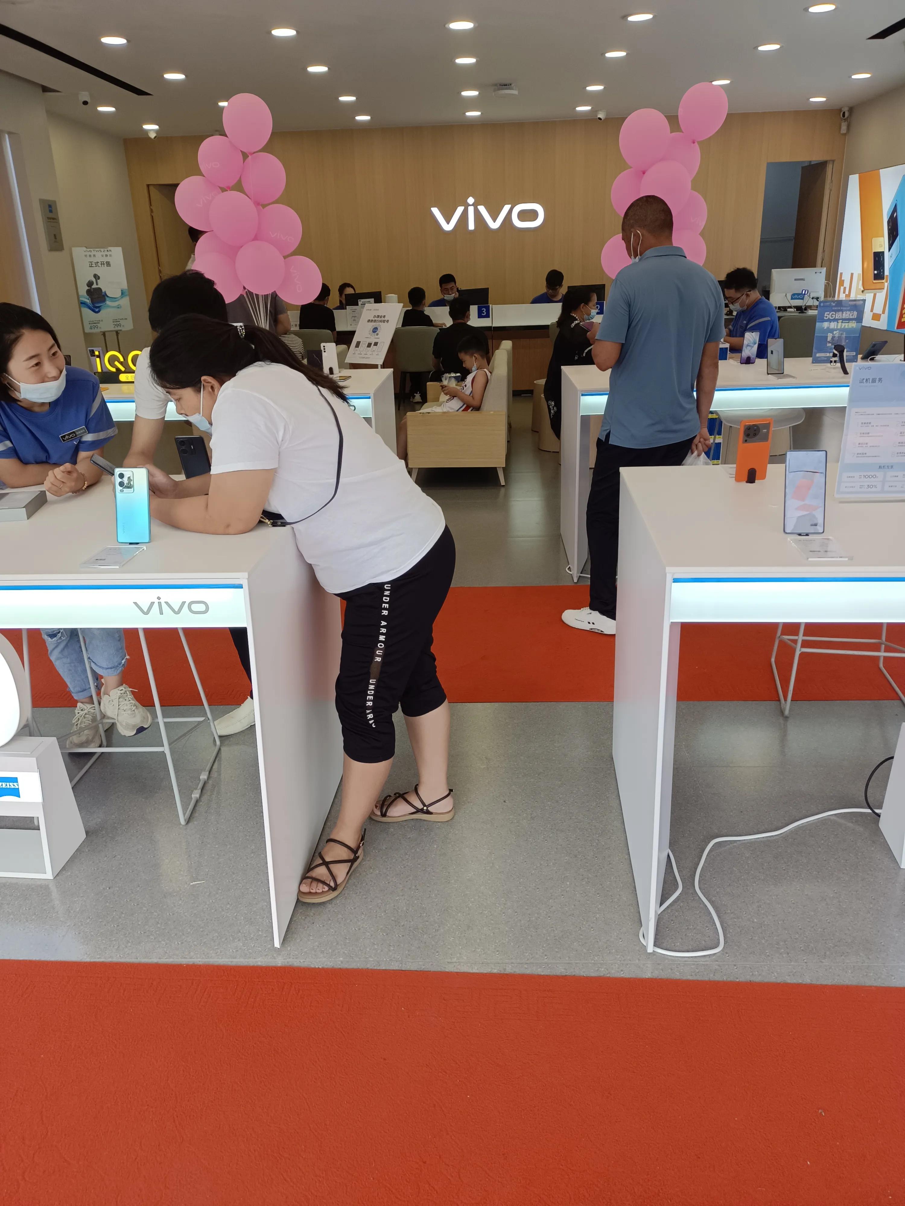 今天上午换了两个手机膜