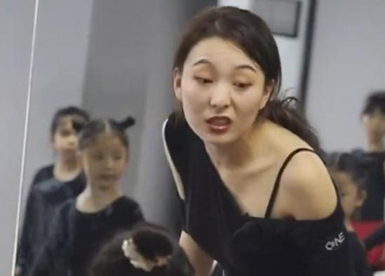 拉丁舞老师的“魔性教学”，全程激情澎湃，宝爸抢着接送孩子