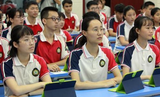 高中生假期手机不离手，家长担心影响学业，私查手机后感到惭愧