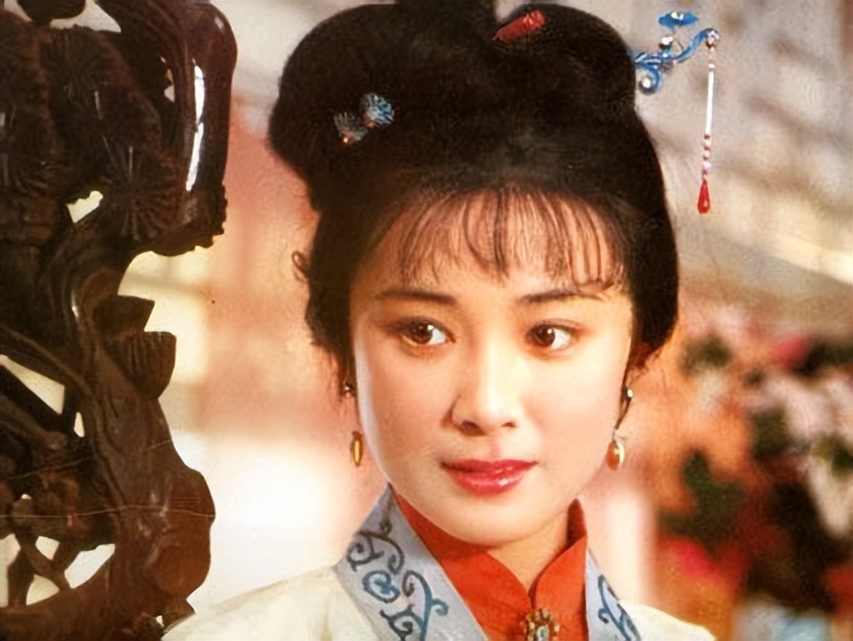 气质温婉,集美貌与才华于一身的薛宝钗这个角色,让傅艺伟进一步打开