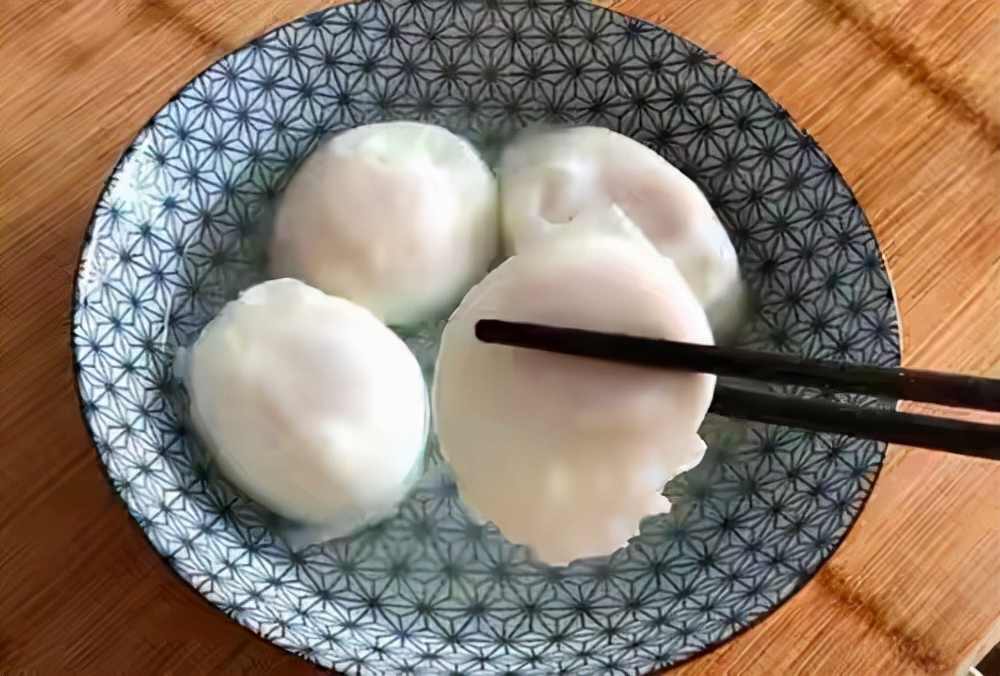 水煮荷包蛋不散的正确做法