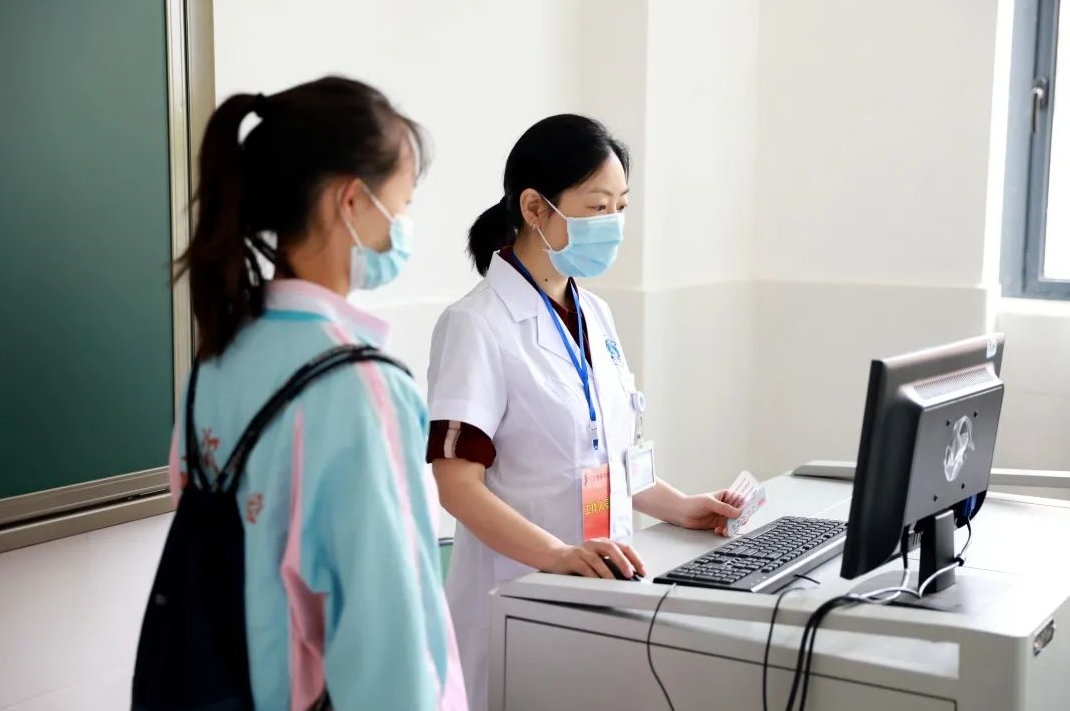 高考体检时的“名场面”，个别学生“脱光光”，还有的吓成表情包