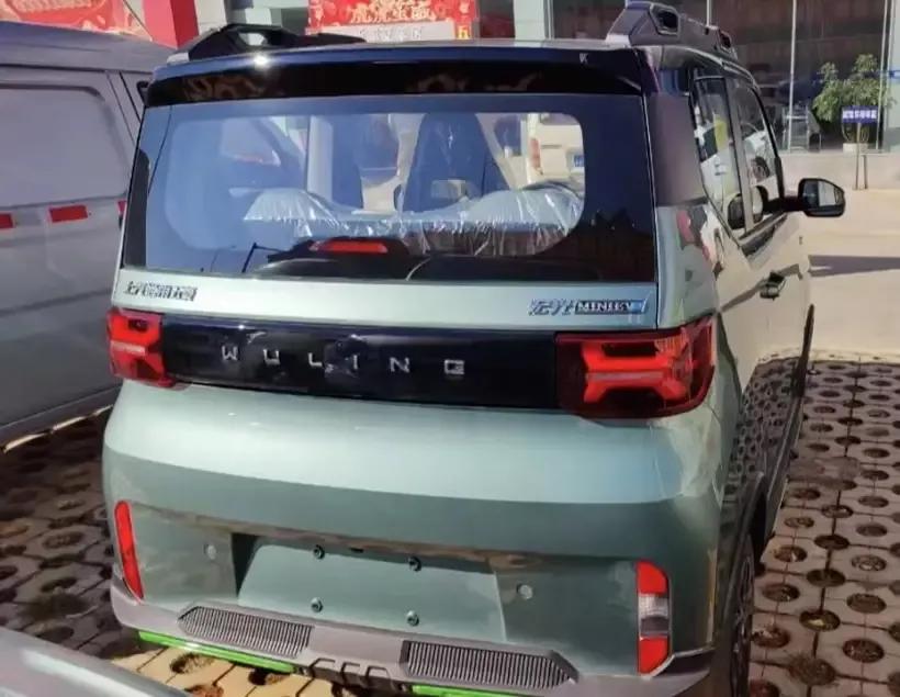 五菱宏光MINI EV马卡龙版和GB款齐上阵，续航升级300km，你选哪款