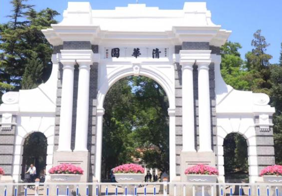 清华校园街头采访走红，出镜学霸造型引热议，网友：一看就很稳重