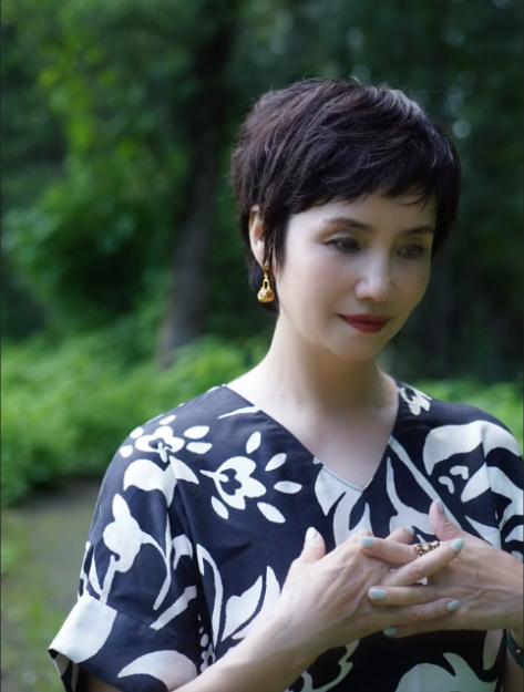 主持人徐莉:17岁入行,坚守播音行业43年,带着儿子嫁人幸福美满