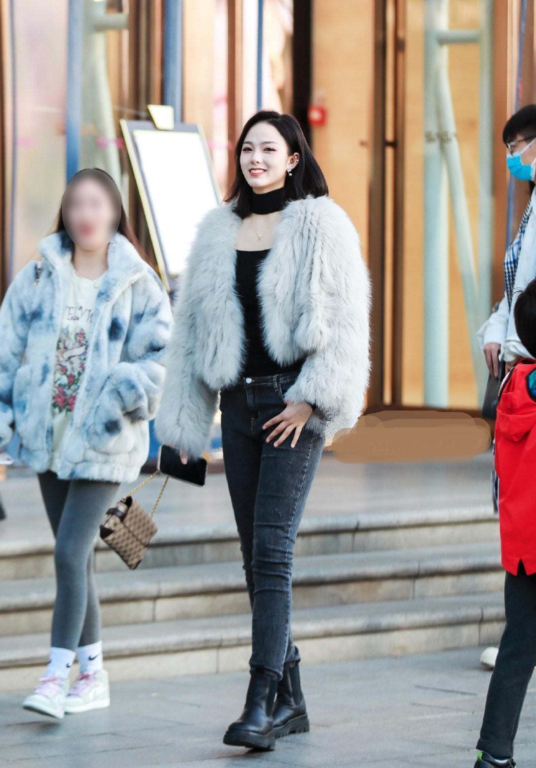 西安女人流行这么穿牛仔裤,搭配上靴子之后,不仅高级还有女人味