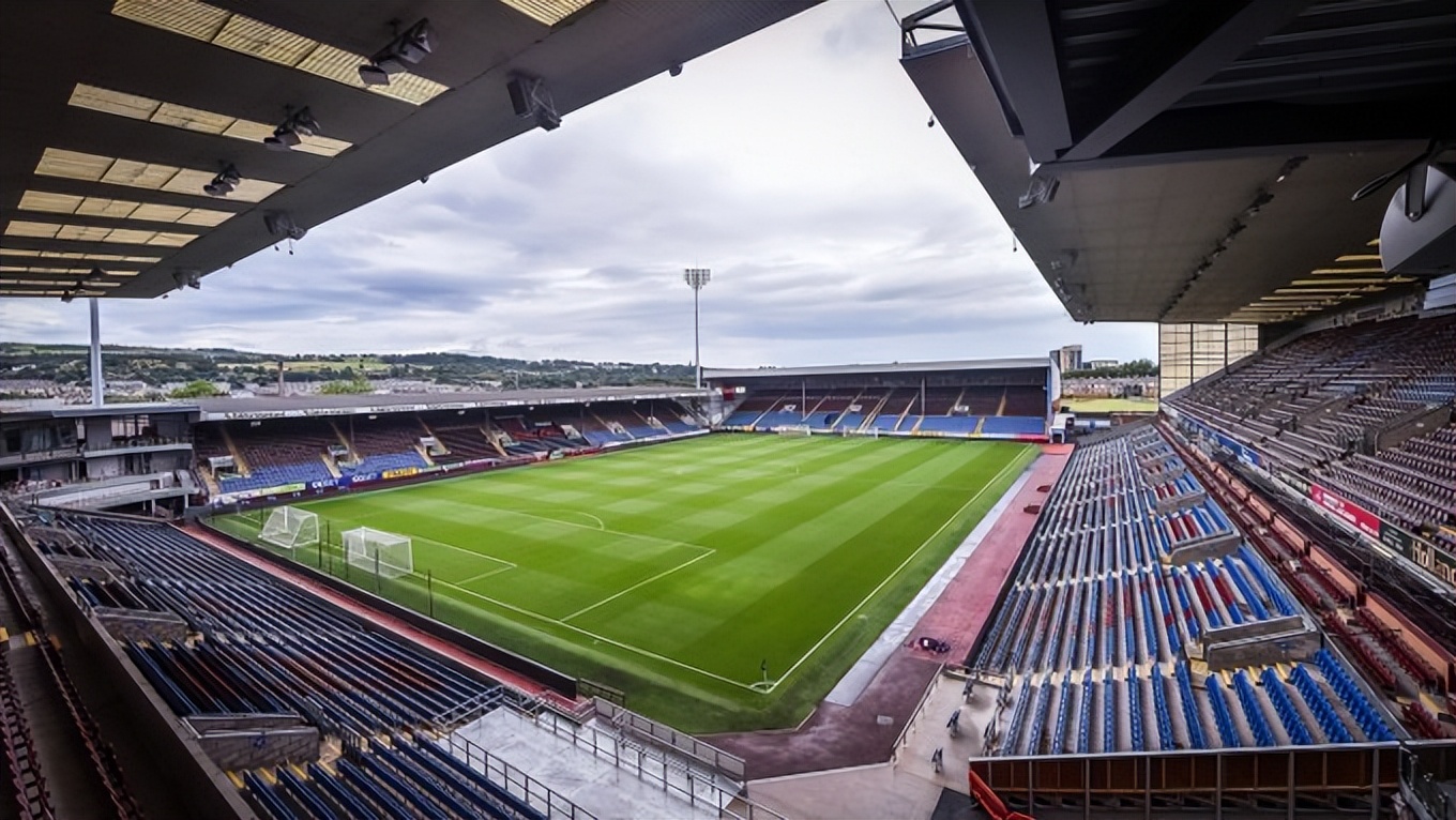 1883年容量:座位(21994)主队:burnley fc 伯恩利特夫摩尔球场turf
