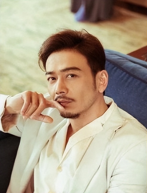 杨烁：从红极一时到被万人嘲讽，成也“小包总”，败也“小包总”