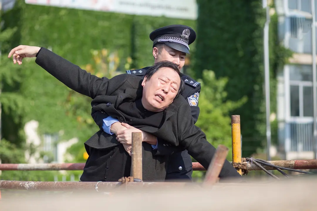 “治不好拿命赔”，是怎么套路老年人的？