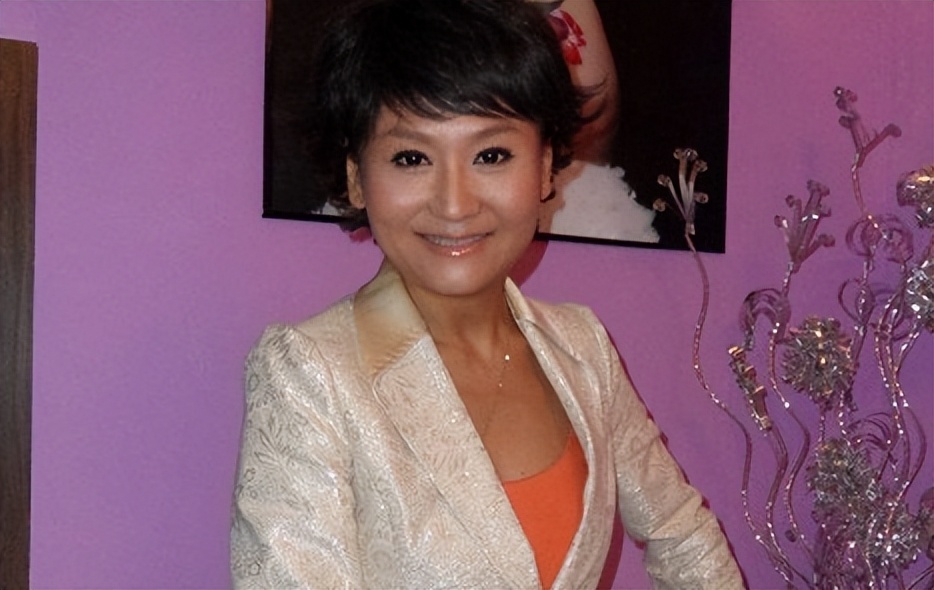 放弃央视“铁饭碗”，主持人半路转行，这5位明星如今后悔了吗？