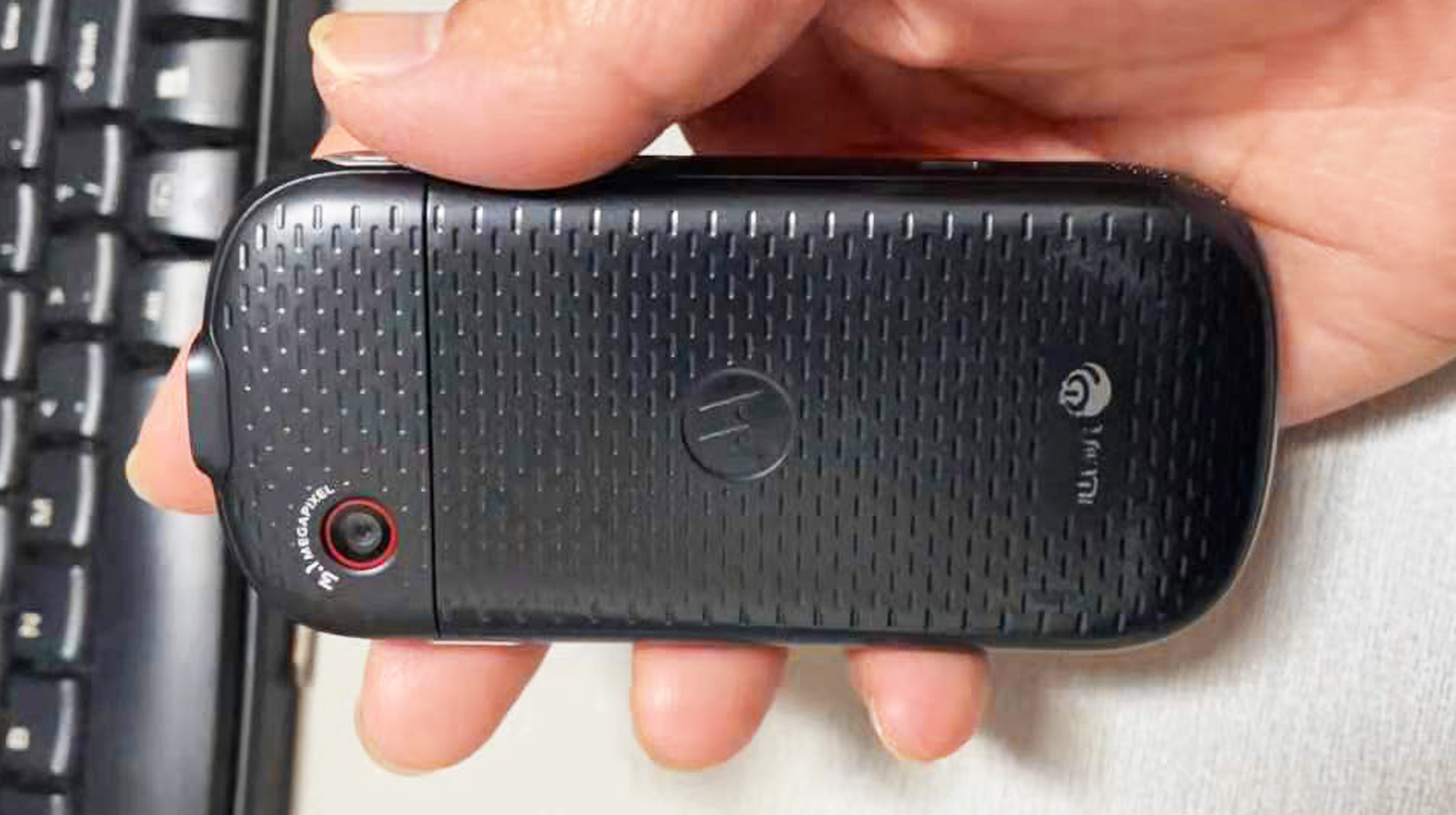 纯粹的音乐手机，旧摩托罗拉em35体验，点亮屏幕后像专业播放器