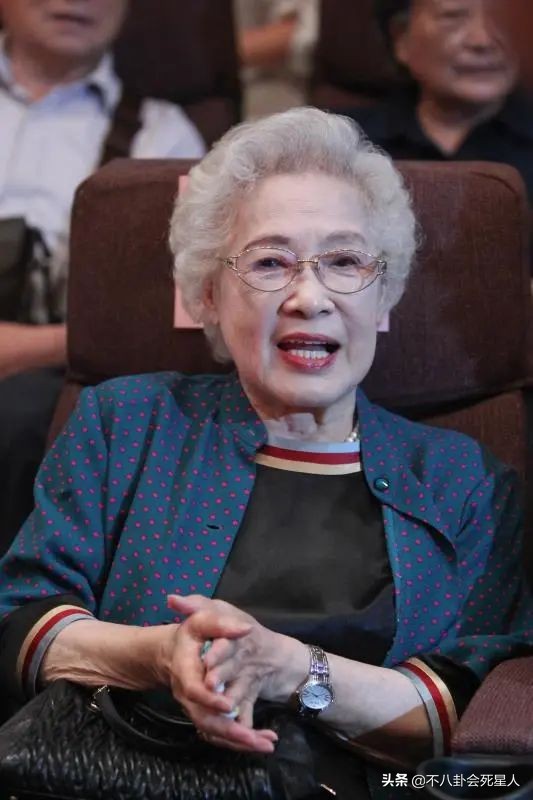 5位女星现状，叶倩文银发红裙造型上综艺，潘虹膝下无子皈依佛门