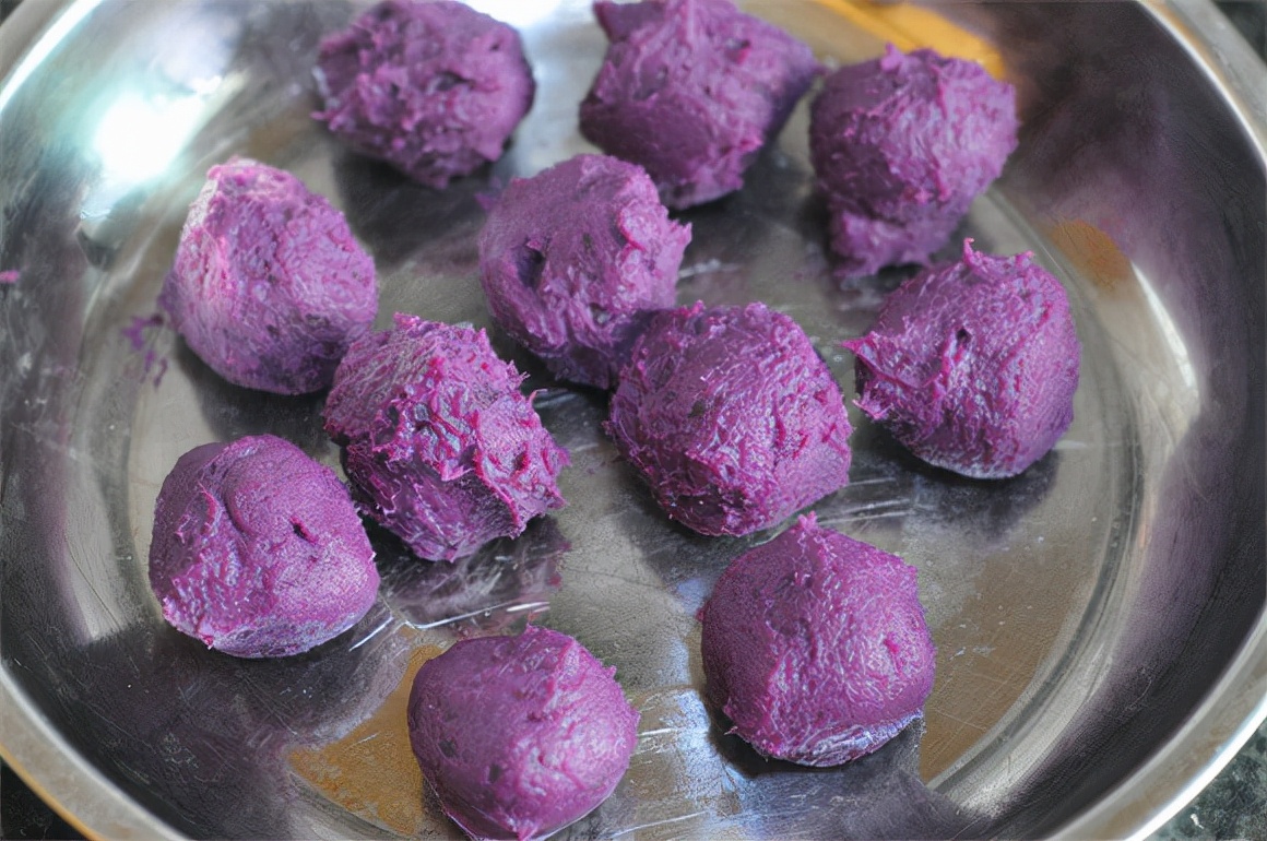 冬天吃红薯不如糕，1买就是10斤，不煮也不烤，一口一个超解馋