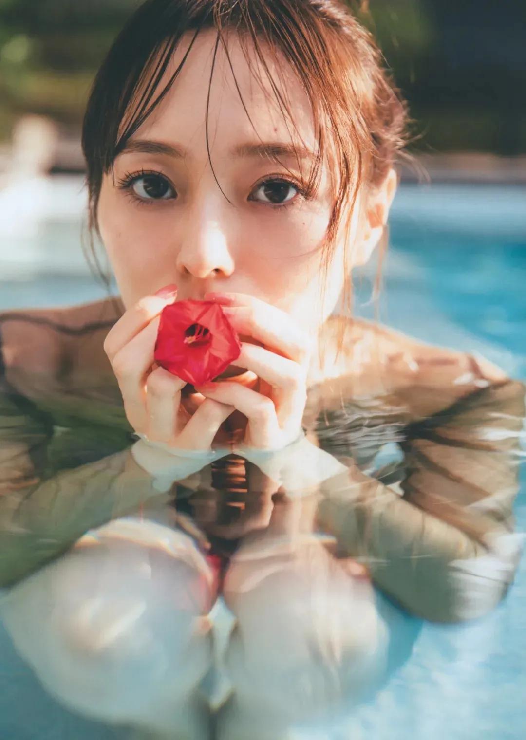 梅泽美波 1st新写真集，化身“吃货”花仙子