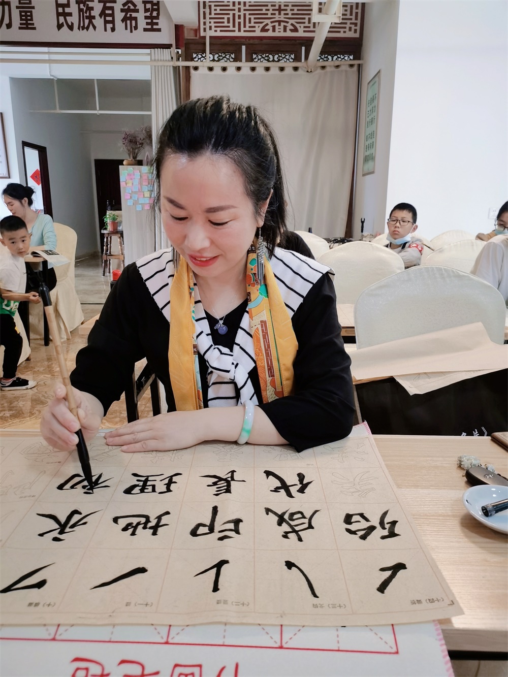 梅楚安公益书法授课弘扬传统文化