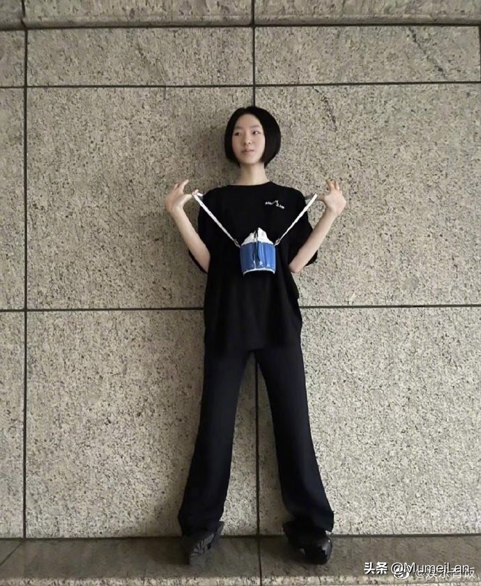 小S大女儿许曦文Elly剪了短发，并分享了照片，好像妈妈小S~ ​​​​