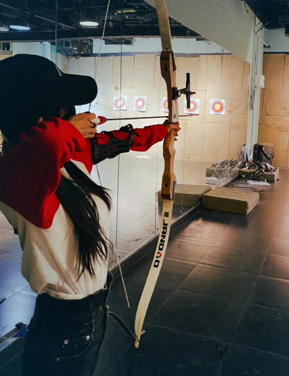 杨幂穿抹胸长裙亮相，露精致曲线蚂蚁腰，与小6岁热巴站着如姐妹