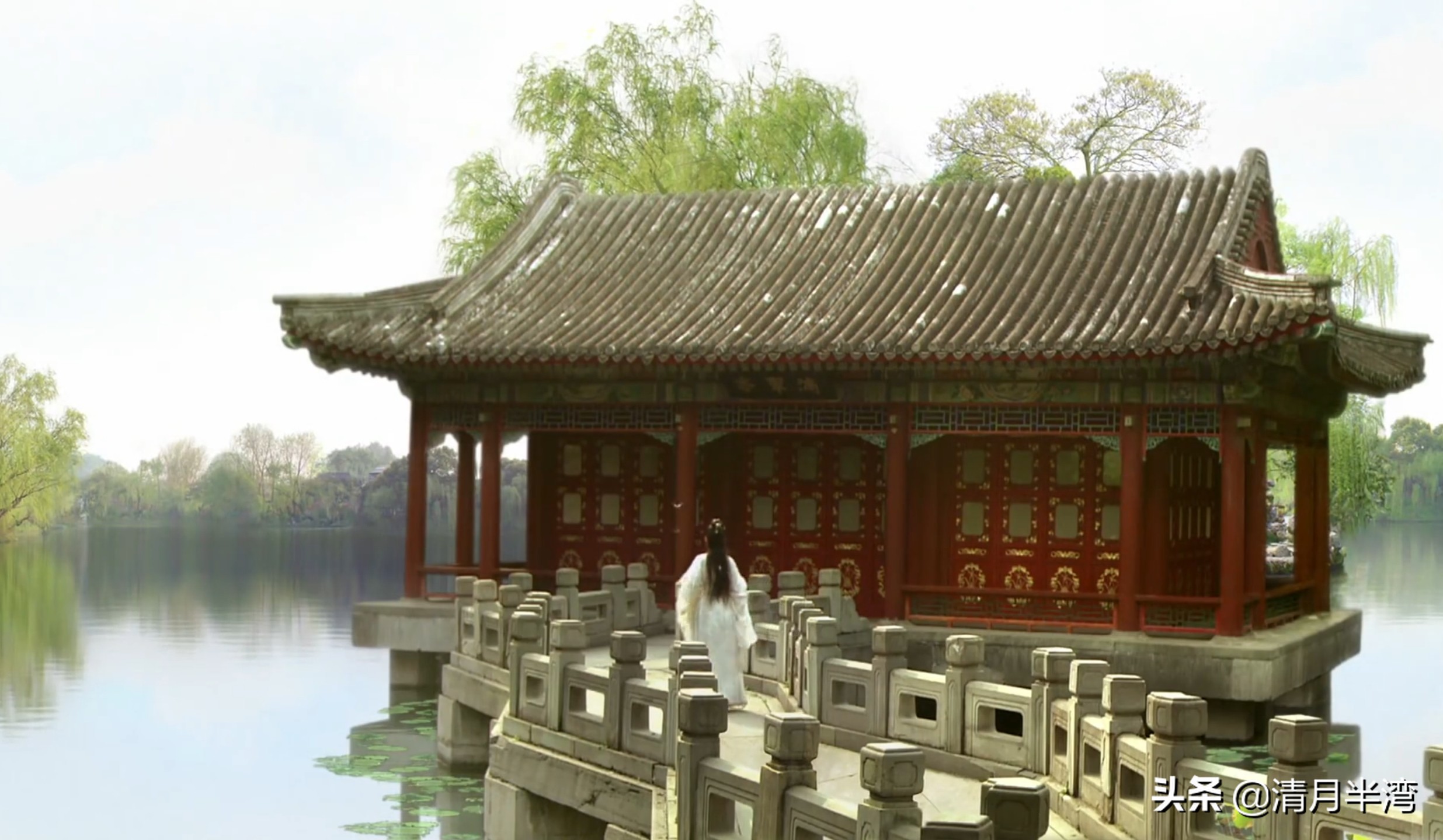 同样是演“宝钗扑蝶”，张莉灵气四溢美如画，李沁木头桩子干扑腾