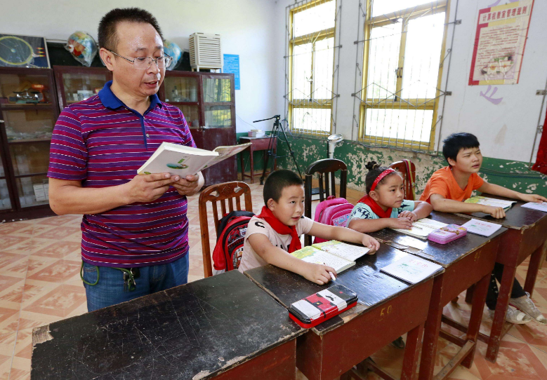 特岗教师和编制教师有啥区别？除工作环境外，薪资待遇差距明显