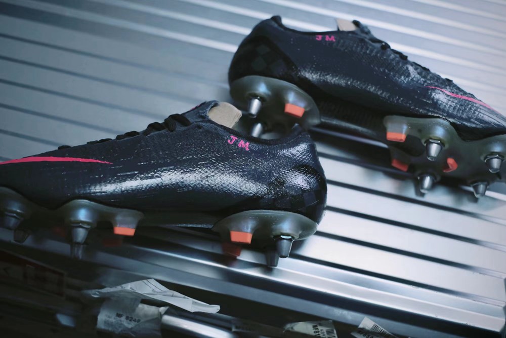 Pete郑为澳大利亚国脚打造定制Nike Mercurial足球鞋
